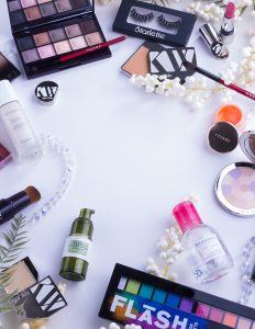 Flatlay de maquillage et produits pour le peau